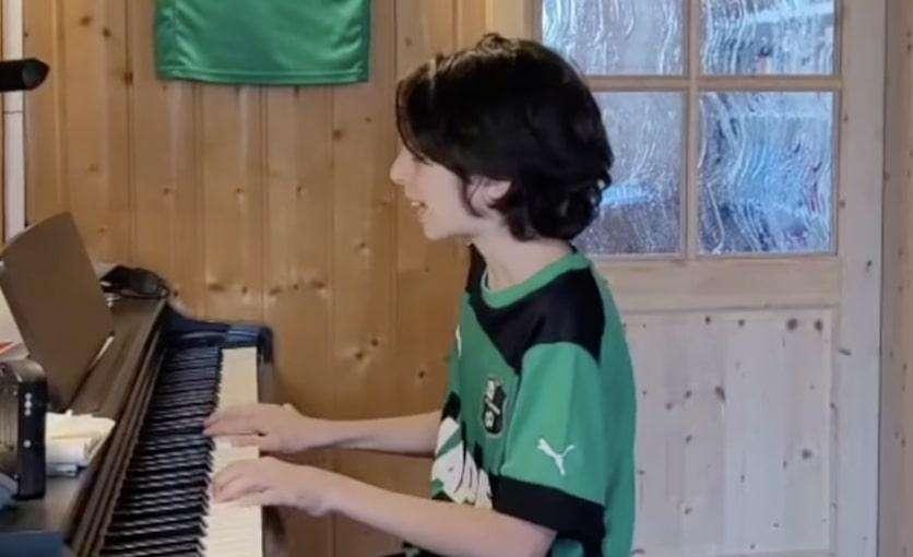 Il piccolo tifoso Elias scrive una canzone dopo la retrocessione e il Sassuolo canta con lui