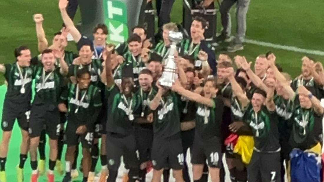 Sassuolo Catanzaro, premiazione con la Coppa Nexus per la vittoria della Serie B