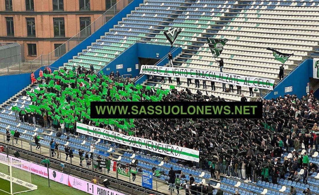 SN - La coreografia dei tifosi del Sassuolo nel derby contro il Modena