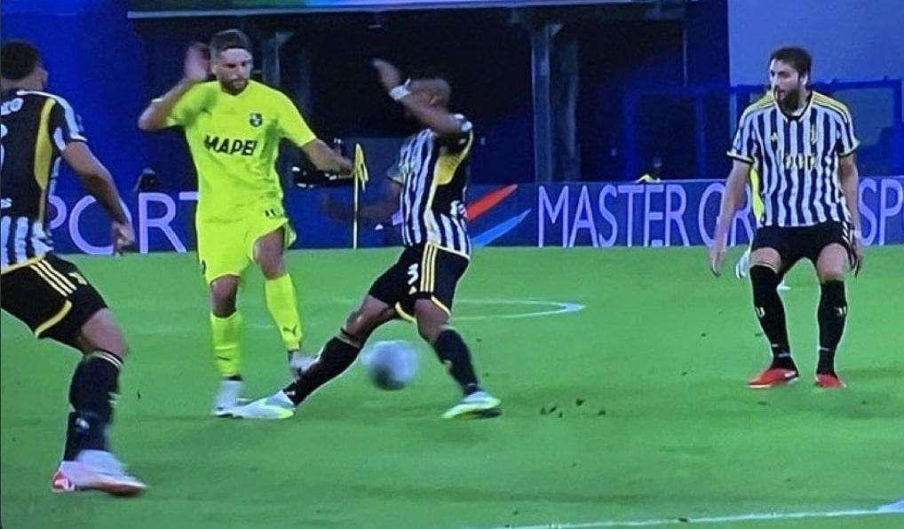 Sassuolo Calcio news oggi: l'entrata di Berardi su Bremer scatena le polemiche