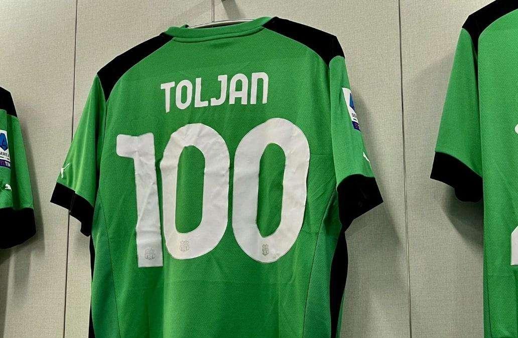 Toljan fa 100 presenze con il Sassuolo: maglia e targa celebrativa - FOTO