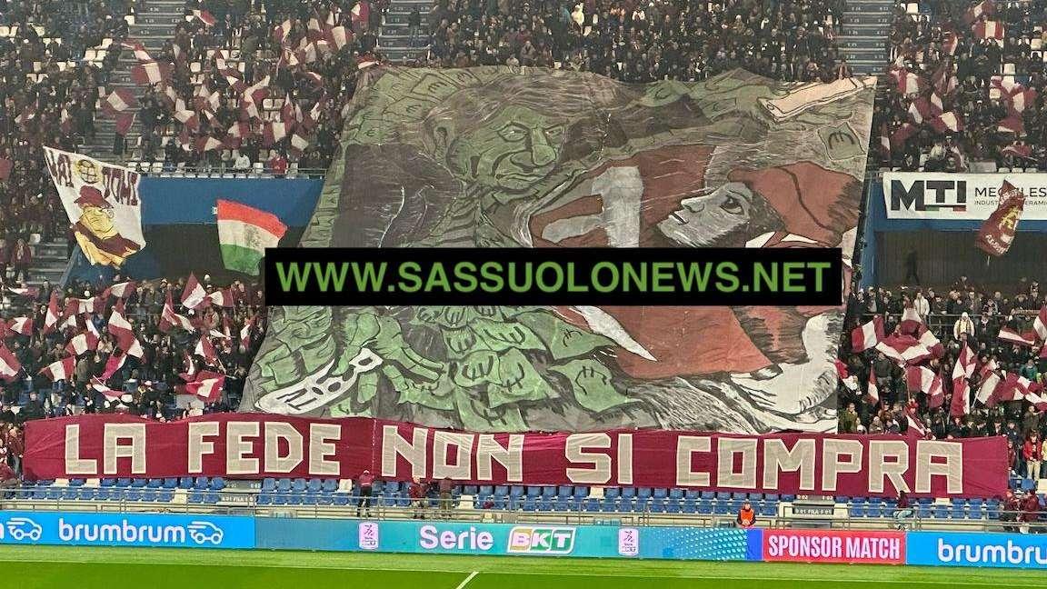 Reggiana, coreografia contro Carnevali e il Sassuolo: "La fede non si compra"