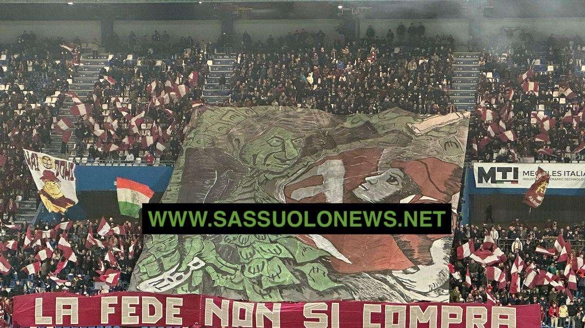 Sassuolo-Reggiana è già iniziata: scritte e striscioni contro i neroverdi in tutta Reggio