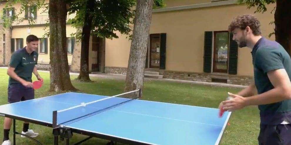 Locatelli sfida Pessina a ping pong a Coverciano: ecco chi ha vinto - VIDEO