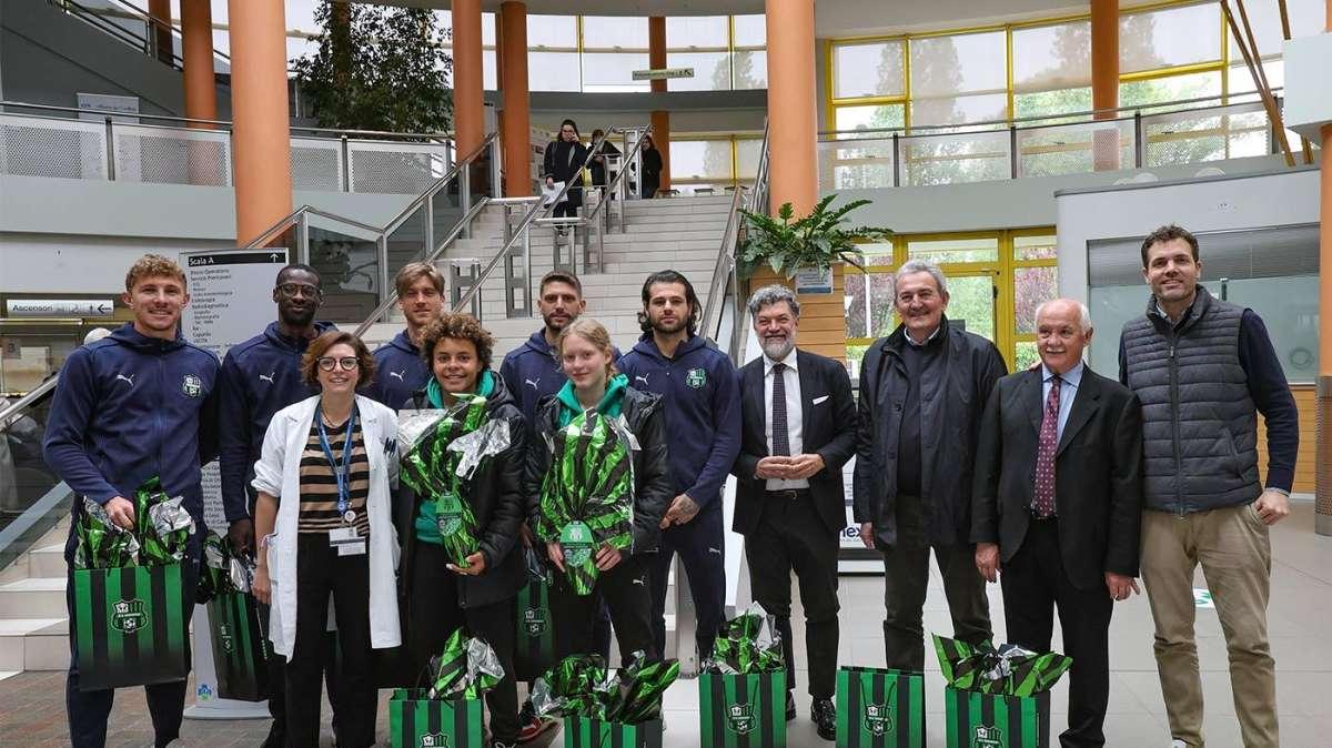 Sassuolo, visita all'ospedale di Sassuolo: consegnate le uova di Pasqua neroverdi