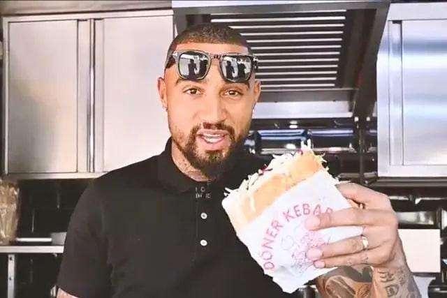 L'ex Sassuolo Boateng rinnova con l'Hertha. L'annuncio...con il kebab - VIDEO
