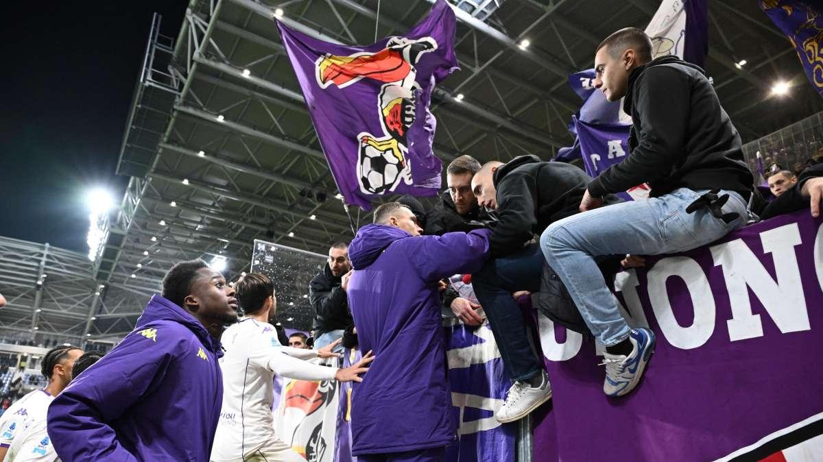 Fiorentina, clima teso: confronto Dzeko-tifosi col megafono, rischio squalifica. Cosa è successo