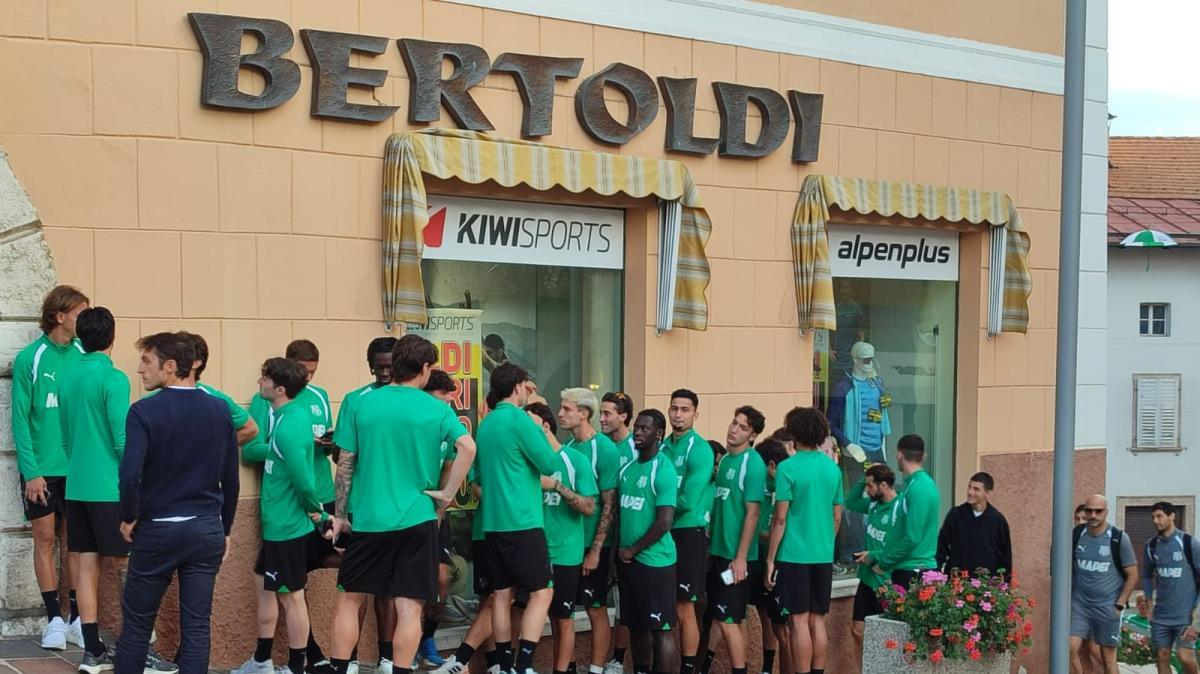 SN - Sassuolo in festa a Fondo: l'abbraccio con i tifosi neroverdi e i trentini