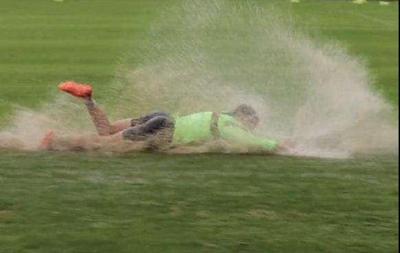 Ritiro Sassuolo, allenamento sotto la pioggia con sfida di aquaplaning