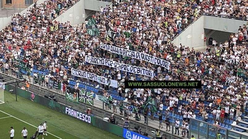 Magnanelli dà l'addio al calcio: i tifosi lo omaggiano con uno striscione - FOTO