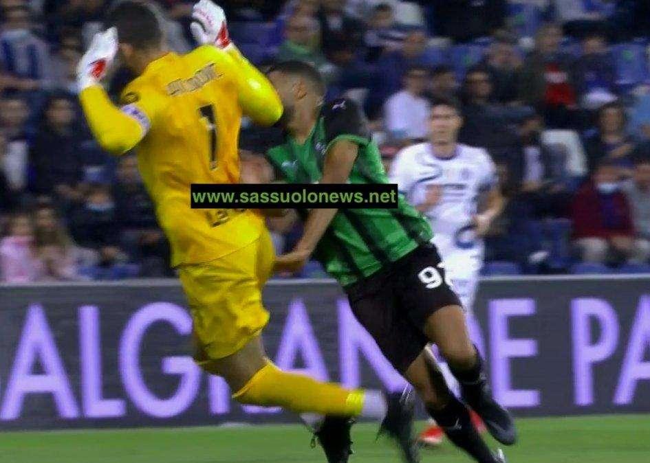 Handanovic Defrel, VAR no. Dumfries Alex Sandro VAR sì. Perché? Nemmeno Dionisi lo sa