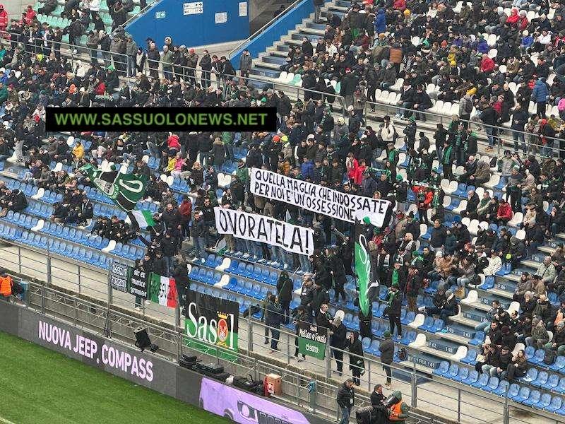 Sassuolo, striscione tifosi: "La maglia per noi è un'ossessione: ONORATELA"