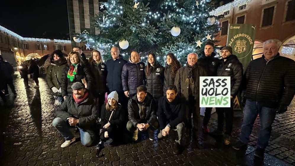 Il Sassuolo in piazza per gli auguri neroverdi: autografi e foto con i tifosi sotto l'albero