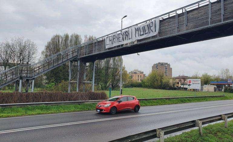Striscioni e scritte contro Carnevali, Sassuolo e Mapei: indaga la Questura di Reggio