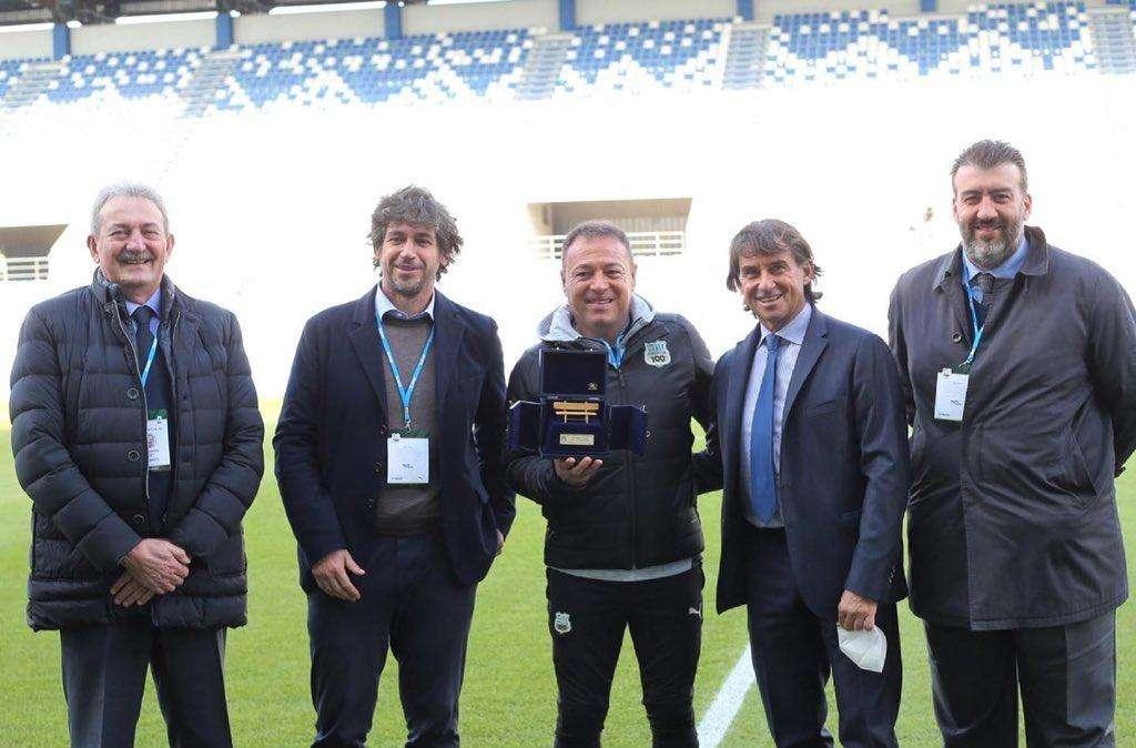 Piovani premiato con la panchina d'Oro prima di Sassuolo-Fiorentina