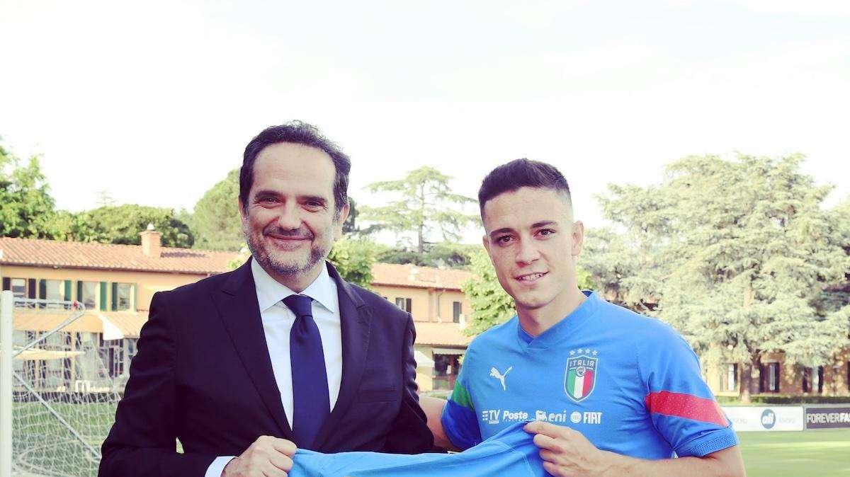 Raspadori consegna la sua maglia al Museo del Calcio della FIGC - VIDEO