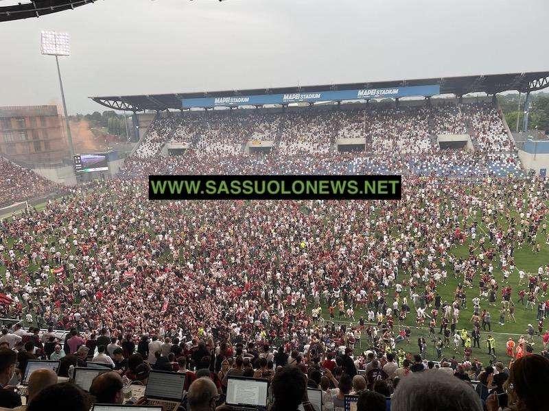 Sassuolo-Milan, schiaffi violenti dagli ultrà ai tifosi dopo l'invasione - VIDEO