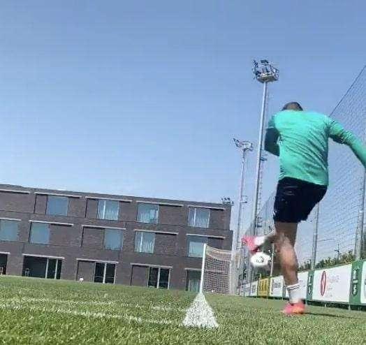 Haraslin, che numero da circo in allenamento - VIDEO