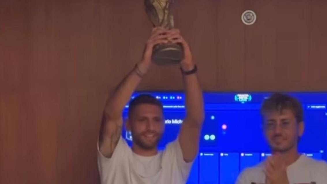 VIDEO - Berardi vince il Fantacalcio. E gli amici gli consegnano la Coppa