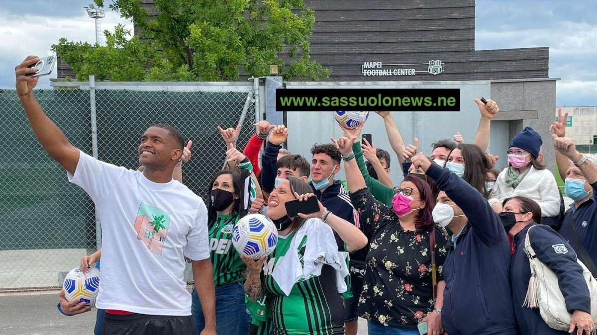 Marlon e il selfie con i tifosi del Sassuolo al Mapei Football Center - FOTO