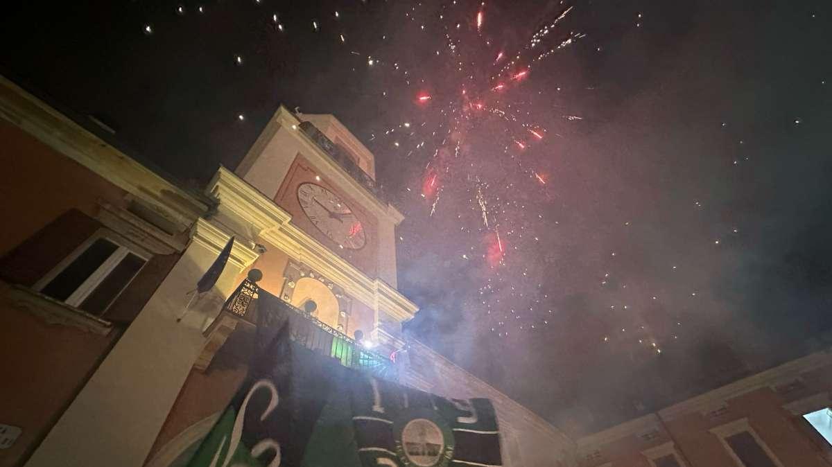 Sassuolo, la festa sotto al Campanone per il ritorno in Serie A
