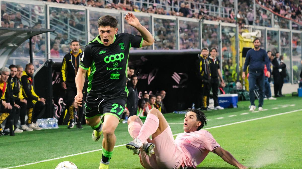 Calciomercato Sassuolo, forte inserimento del Cagliari per Favasuli del Catanzaro