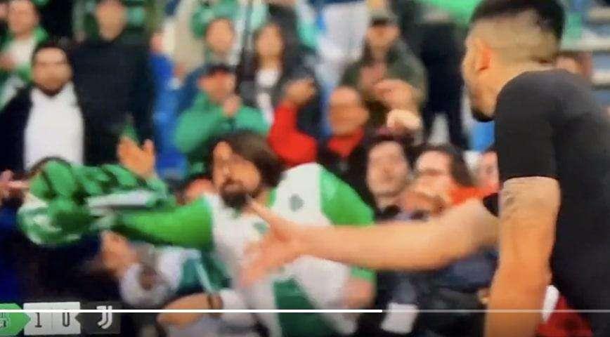 Erlic, bellissimo gesto: risarcisce la ragazza dopo l'episodio al Mapei Stadium