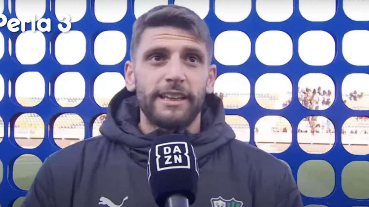 Berardi e l'intervista a DAZN: il vento fa cadere il backdrop - VIDEO