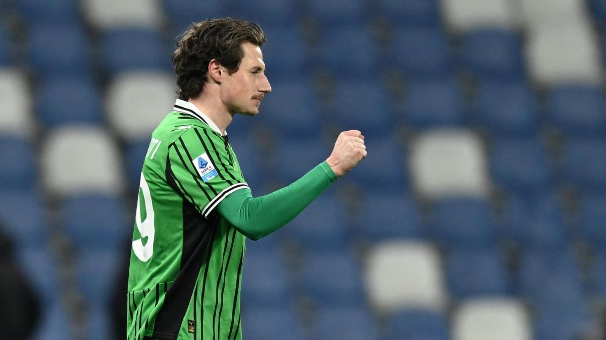 Calciomercato Sassuolo, Pinamonti spinge per l’addio: la richiesta alla Lazio