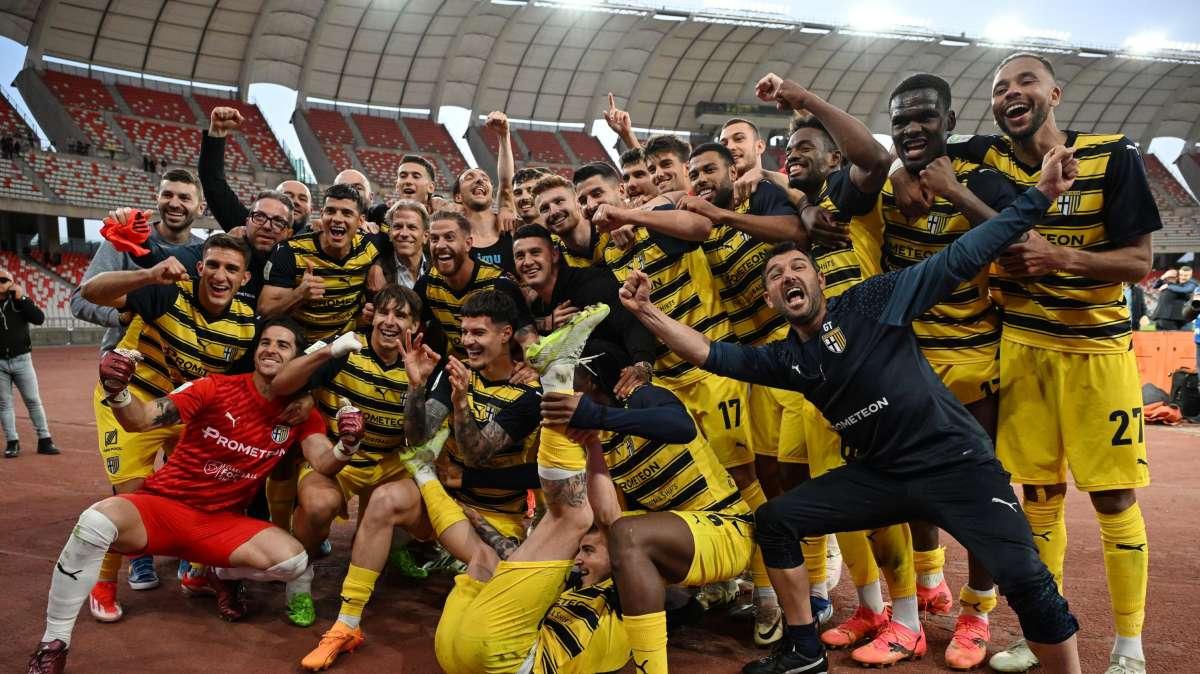 Il Parma torna in Serie A dopo tre anni. Fa festa l'ex Troianiello - VIDEO