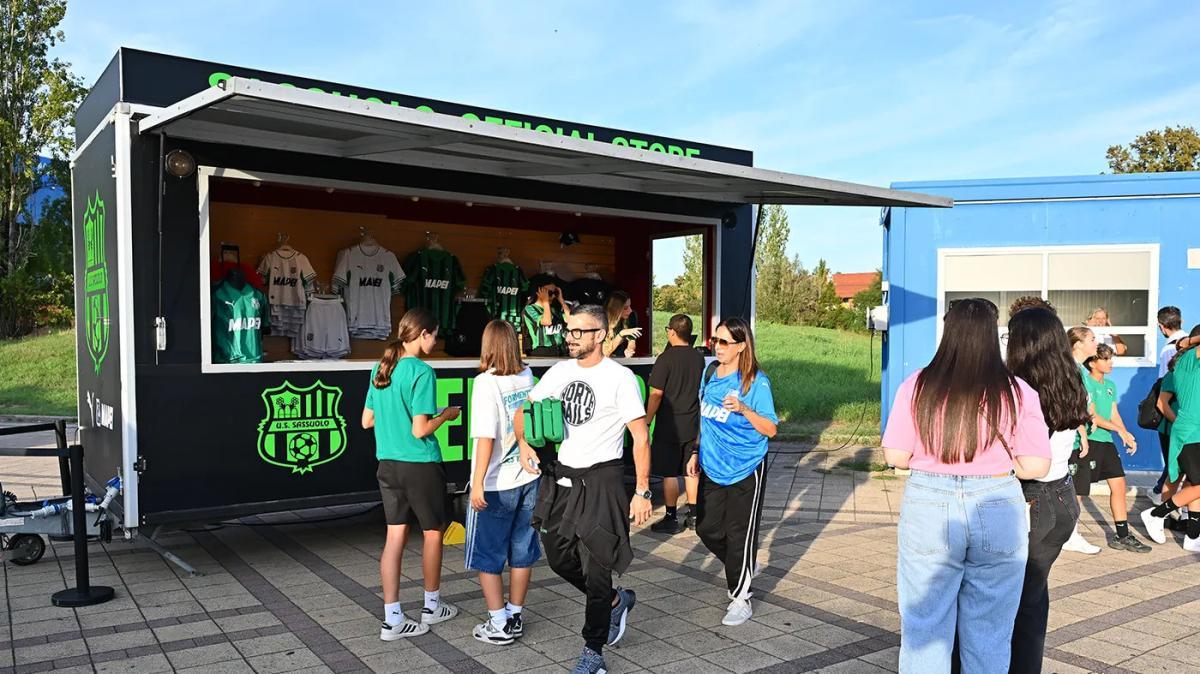Sassuolo-Milan, Koné e Boloca al Pop-Up Store: autografi, maglie personalizzate e Ruota della Fortuna