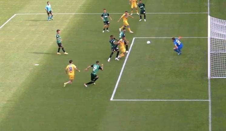 Rigore Ruan Tressoldi-Cheddira: l'audio del VAR e la spiegazione di Rocchi