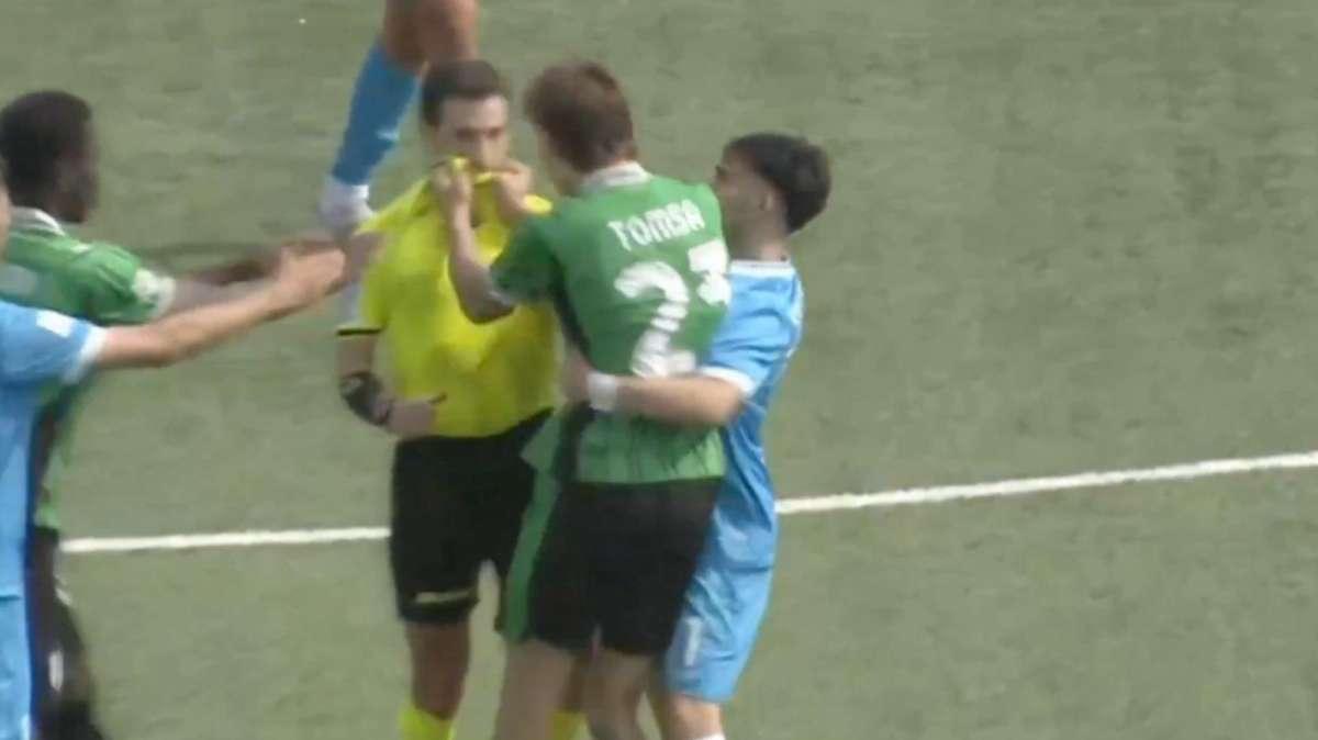 Sassuolo Calcio news oggi: Tomsa aggredisce l'arbitro, la dura condanna del club