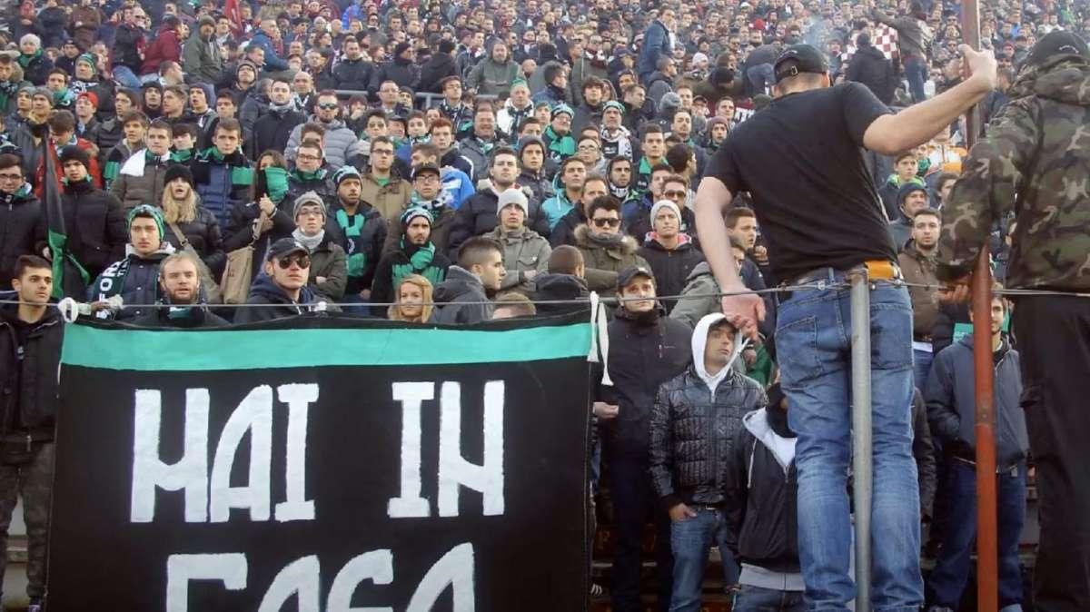 "Il nostro ideale è di vecchi valori, chi è con noi rimanga fuori": il tifo a Sassuolo si divide