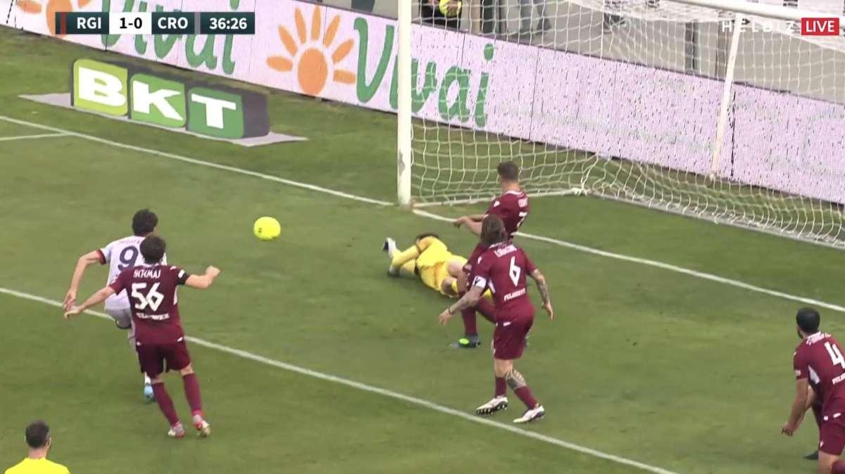 Turati 'eroe' nel derby tra Reggina e Crotone: salva tutto su Mulattieri