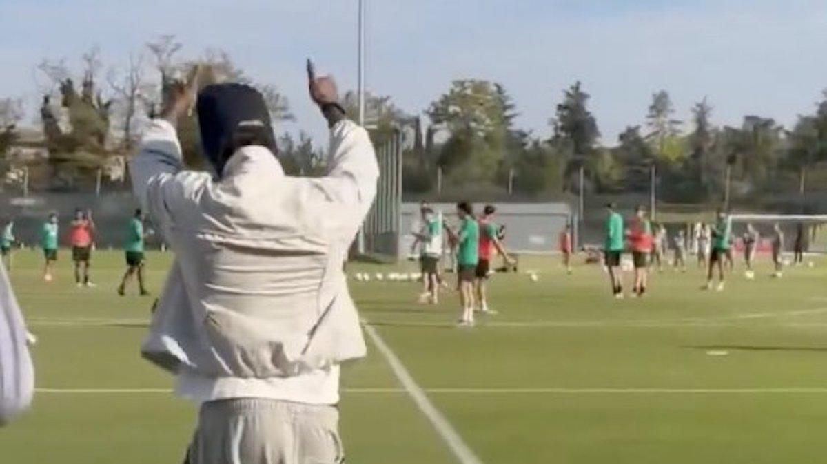 VIDEO - Sassuolo, Ismael Koné torna quattro mesi dopo l'infortunio: applausi e abbracci per lui