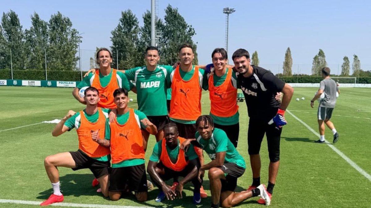 Sassuolo, buone notizie per Aquilani: Jay Idzes rientra in gruppo dopo l’infortunio