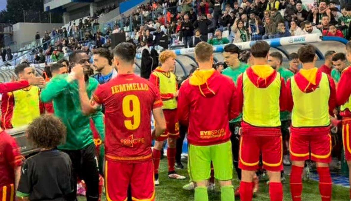 Il pasillo de honor del Catanzaro ai campioni del Sassuolo - VIDEO