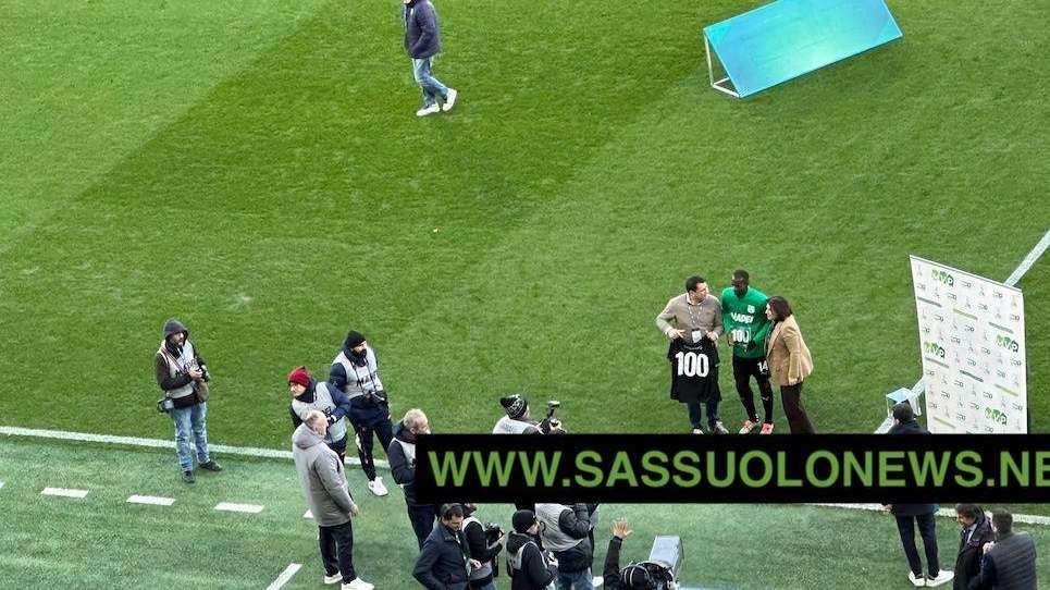 Il Sassuolo celebra Obiang: Pedro nel club dei centenari, premiato prima della partita