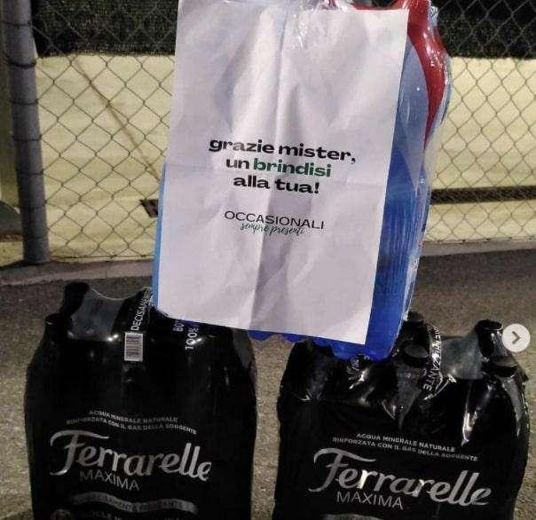 I tifosi regalano a Dionisi l'acqua frizzante per festeggiare il 3-4 di Roma