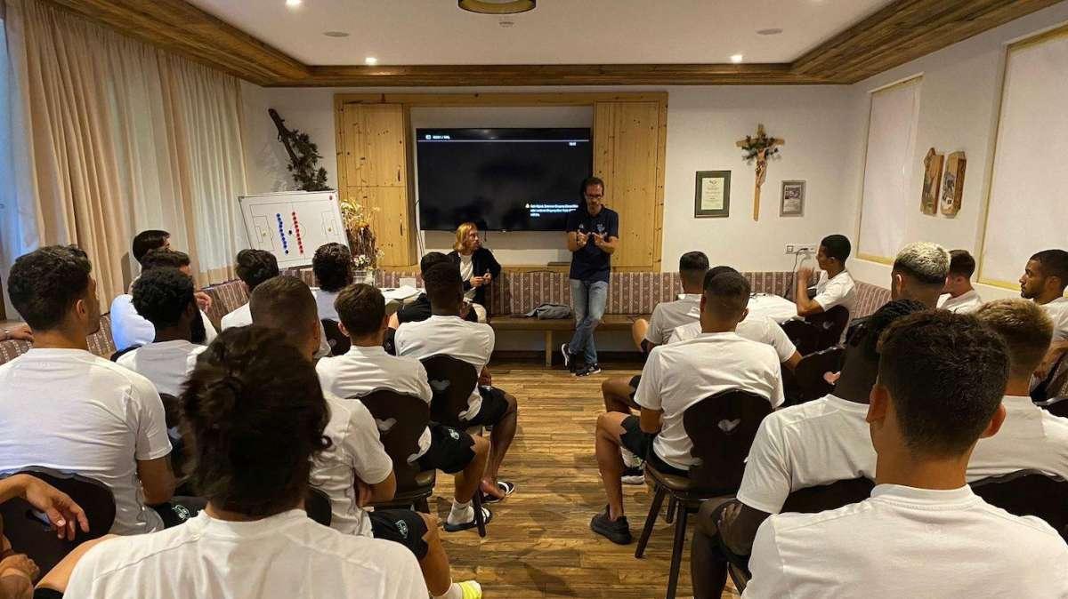 Vaccini ai calciatori: l'AIC incontra il Sassuolo in ritiro - FOTO