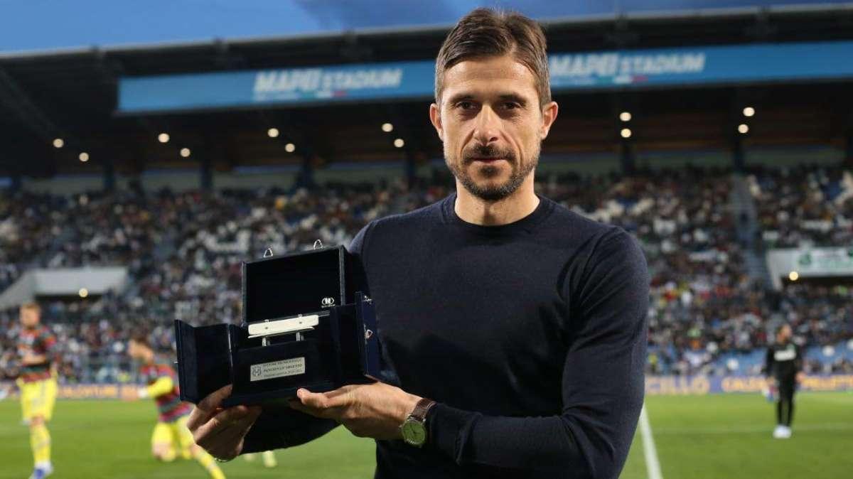 Alessio Dionisi premiato con la Panchina d'Argento prima di Sassuolo-Juve - FOTO