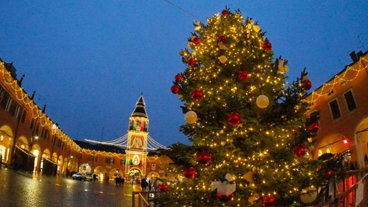 Auguri neroverdi: il Sassuolo in piazza incontra città e tifosi per l'accensione dell'albero