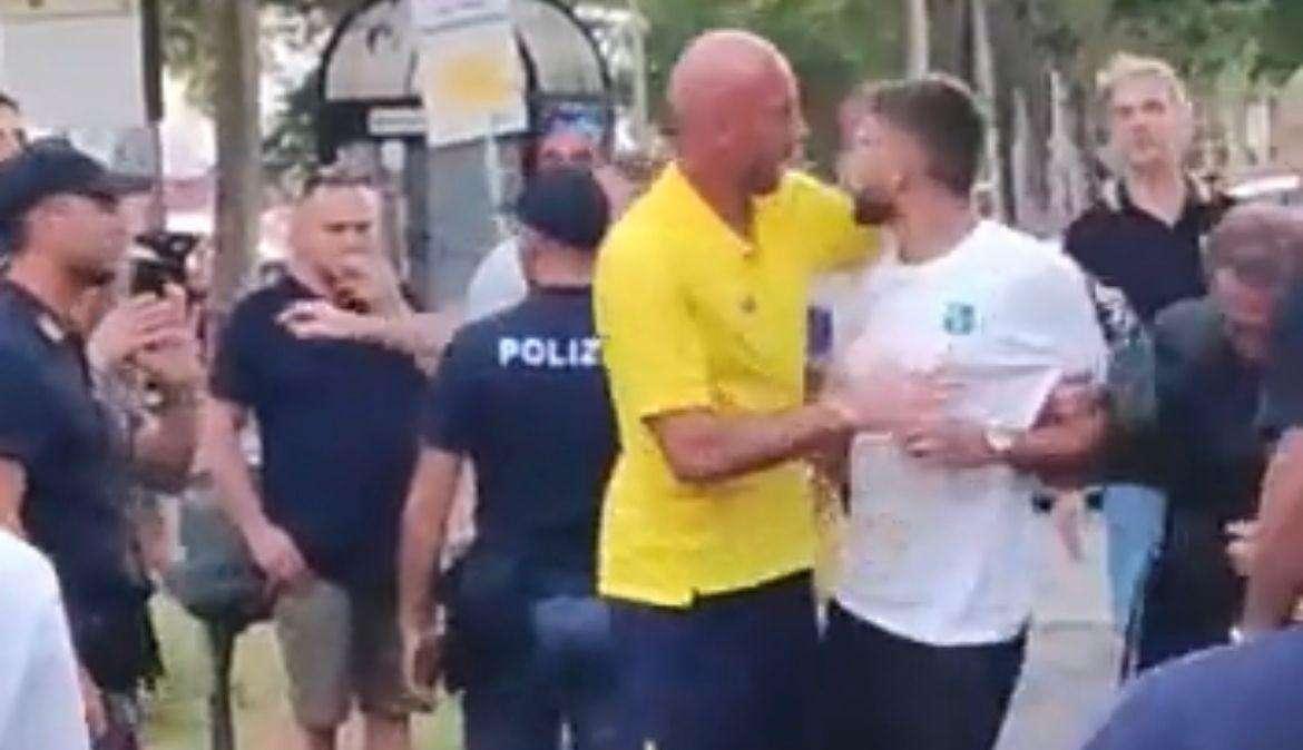 Berardi insultato dai tifosi del Modena reagisce furioso. Poi le scuse VIDEO