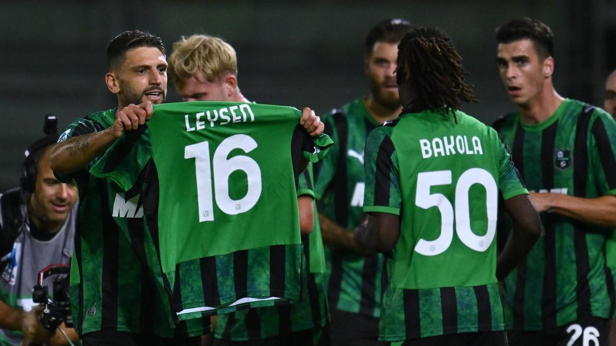 Berardi segna e dedica il gol a Leysen: esulta mostrando la maglia del compagno infortunato