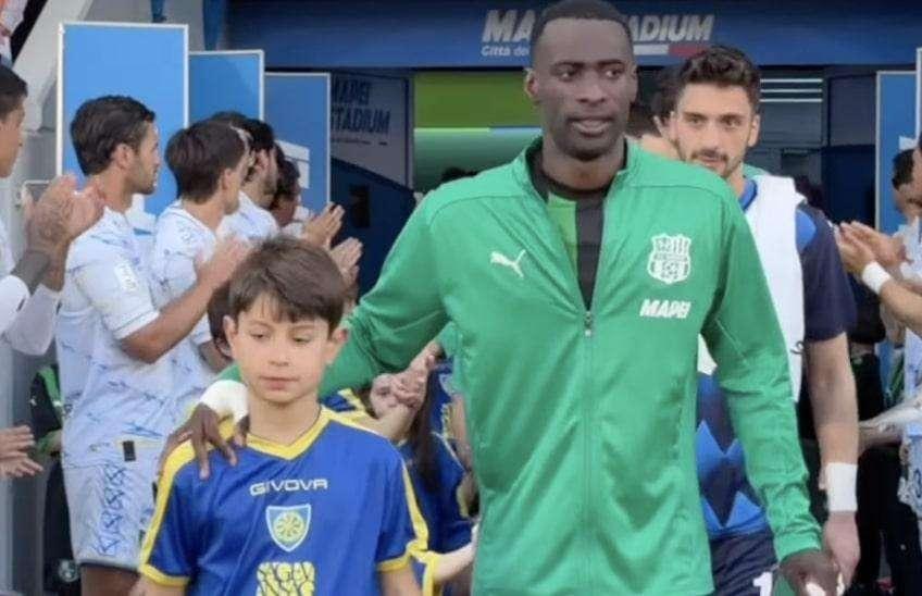 Applausi ai campioni: il pasillo de honor della Carrarese al Sassuolo - VIDEO