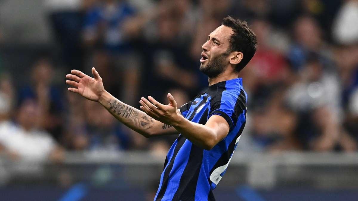 Calhanoglu infortunio: a rischio per Sassuolo-Inter. Le ultime sul rientro