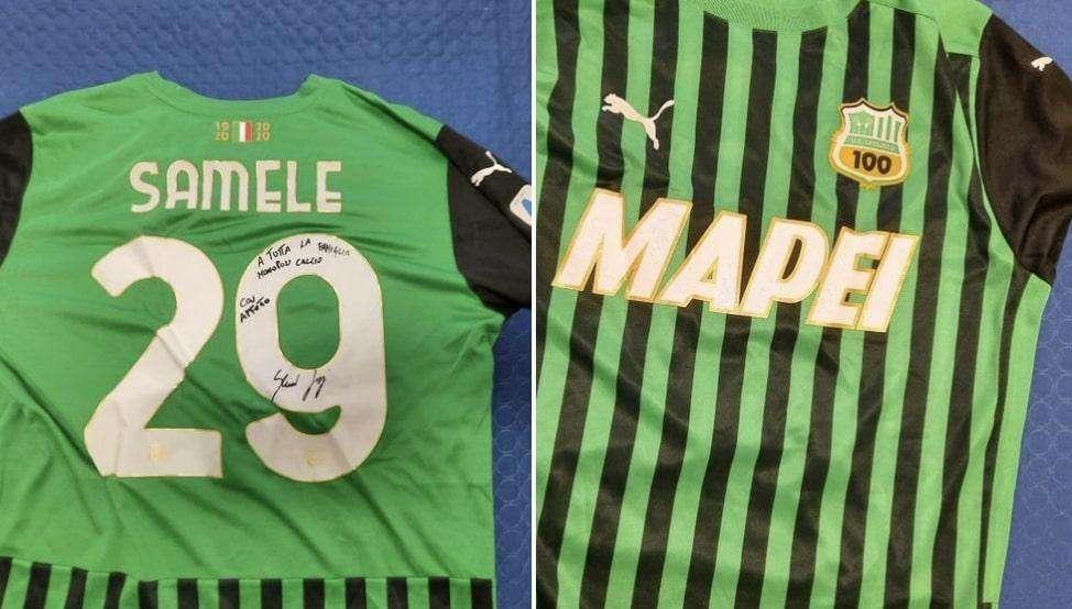 Samele, che bel gesto: la maglia della prima convocazione col Sassuolo donata al Monopoli