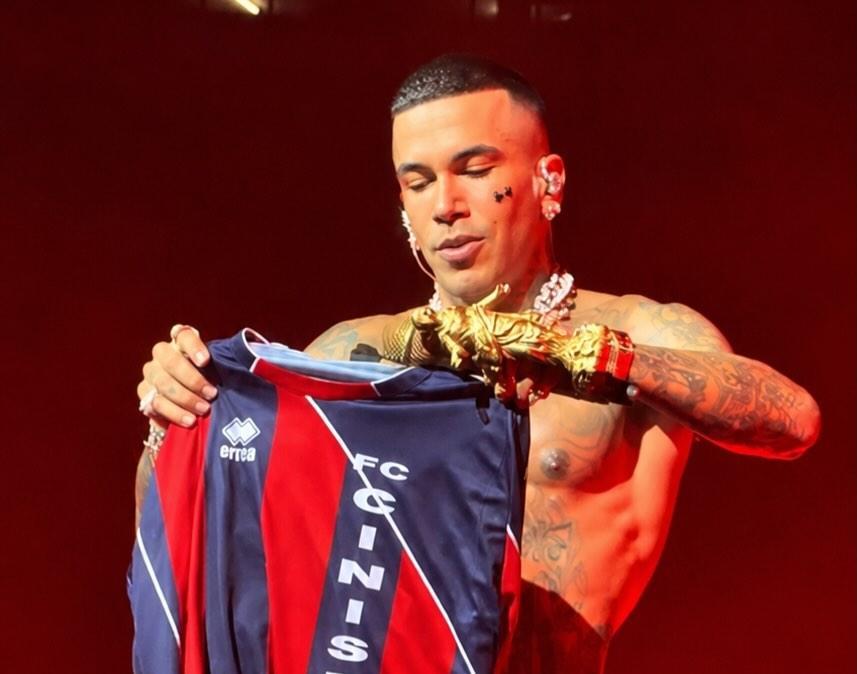 Cinisello, dedica speciale da parte di Sfera Ebbasta: esposta la maglia rossoblu al concerto di San Siro