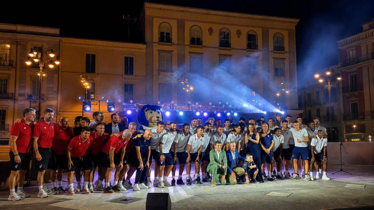 La Pro Patria si presenta in piazza. L'avvocato Zema: “La prima di tante serate da vivere”. Arriva Maistrello